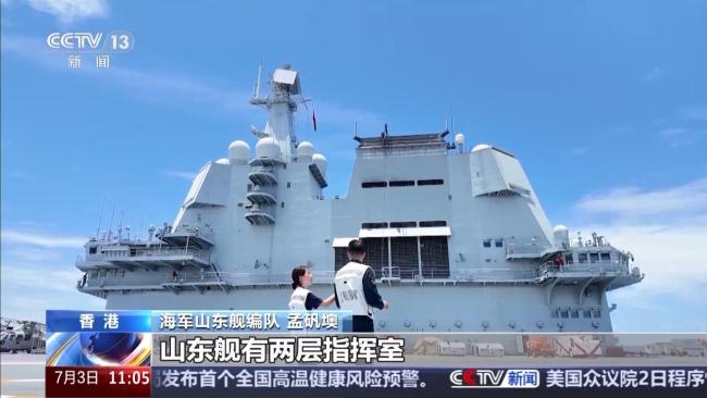 网友打印歼15模型 到山东舰甲板模拟舰载机起飞 山东舰首次开放参观